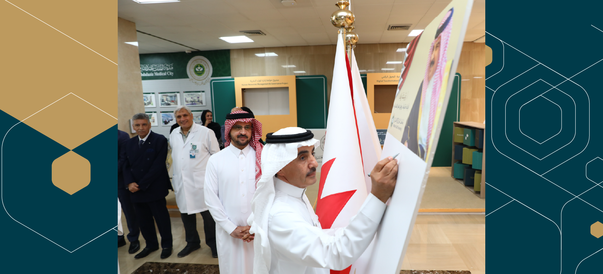The Arabian Gulf University Community Organizes an Event to Sign a Pledge of Loyalty and Support for His Majesty the King