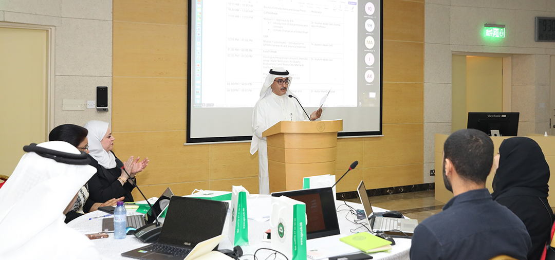 خلال ورشة “التقييم البيئي المتكامل وتقارير حالة البيئة” ضمن أنشطة كرسي الشيخ للعلوم البيئية آل فهيد يؤكد: قادة دول مجلس التعاون يولون اهتماماً كبيرا لحماية البيئة لأثرها البالغ في التنمية المستدامة