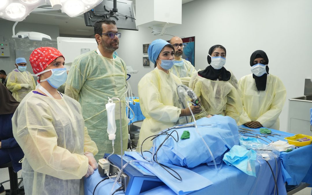 طلبة الطب بكلية الطب والعلوم الصحية يشاركون في دورات تدريبية نظمها مركز ولي العهد للتدريب والبحوث الطبية