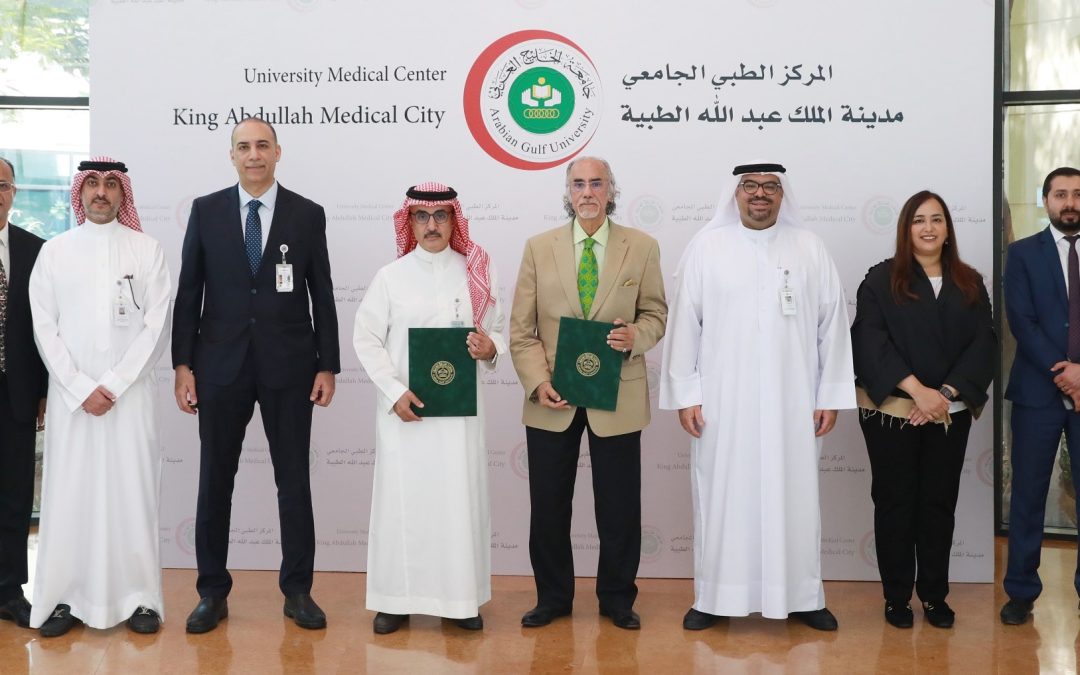 رئيس جامعة الخليج العربي يوقع مع صيدلية الخليج عقود لشراء أجهزة طبية تشخيصية متقدمة تخدم مرضى المركز الطبي الجامعي