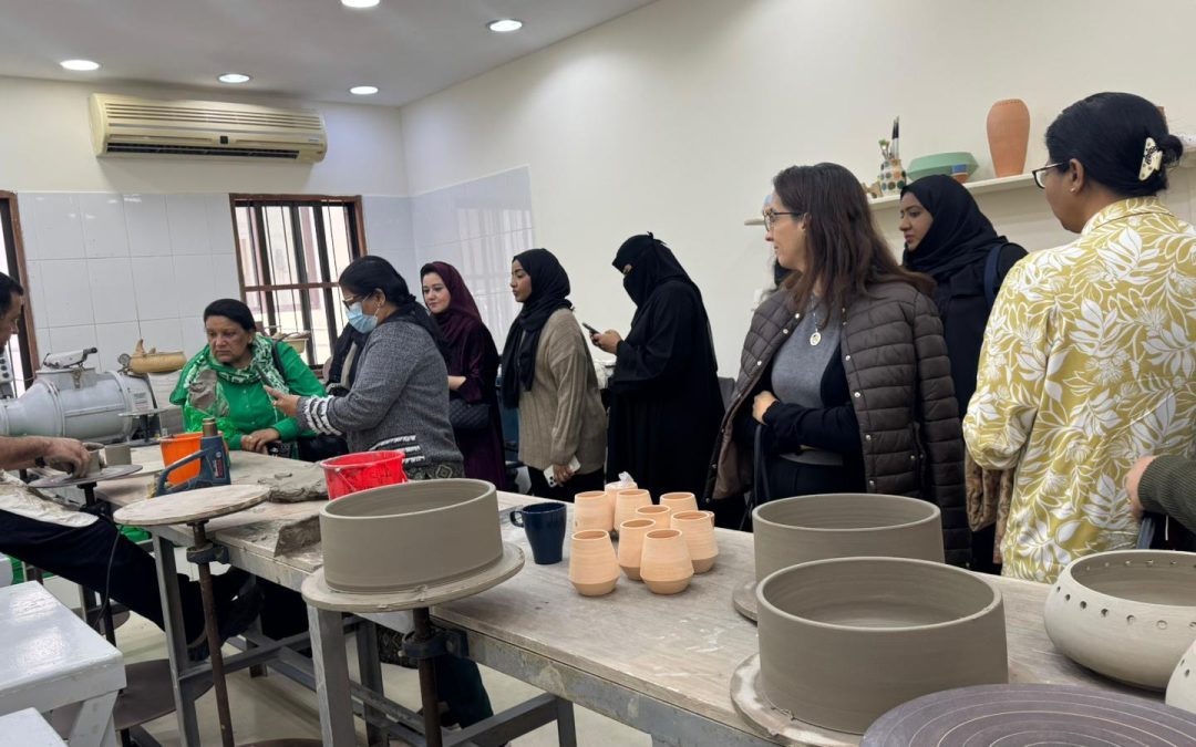 لجنة تكافؤ الفرص بين الجنسين بجامعة الخليج العربي تنظم زيارة ميدانية إلى مركز الجسرة للحرف بمناسبة يوم المرأة البحرينية
