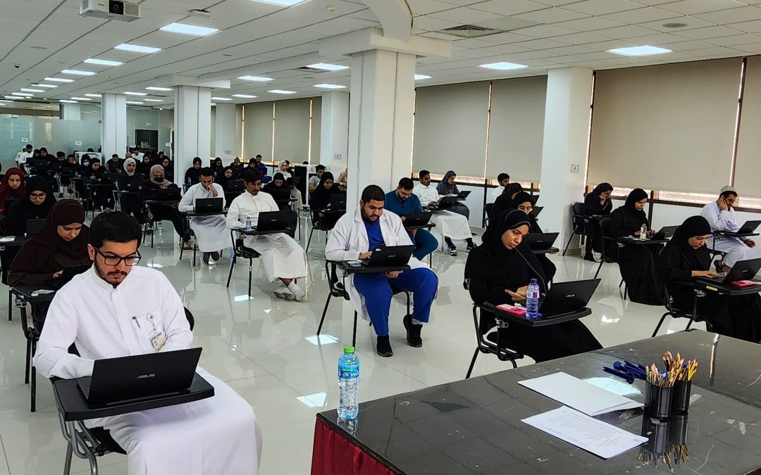 كلية الطب والعلوم الصحية تعقد الامتحانات النهائية لطلبة السنة السادسة بإشراف خمس ممتحنين خارجيين من مختلف التخصصات الطبية