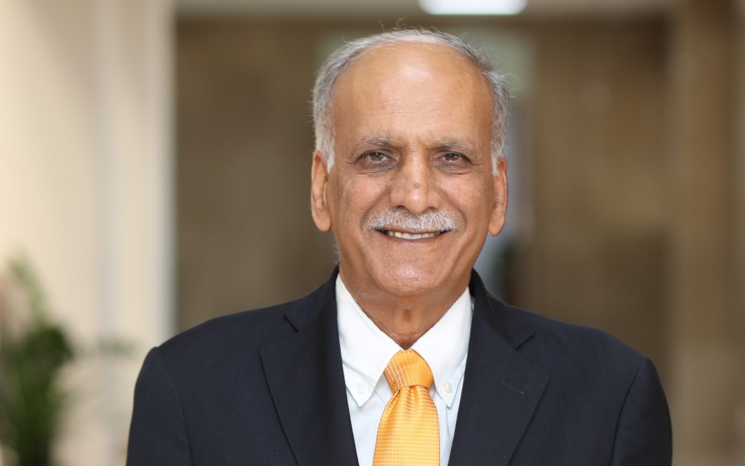 أربعة عقود من العطاء الأكاديمي في مجال الطب النفسي وخدمة ذوي الهمم أستاذ الطب النفسي بجامعة الخليج العربي في إصدار توثيقي بعنوان “نجوم في سماء الإعاقة”