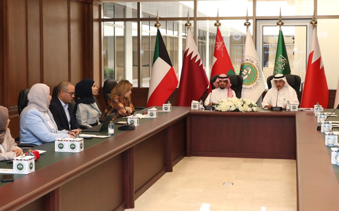 جامعة الخليج العربي ومركز اليونسكو يعلنان في مؤتمر صحفي تفاصيل الملتقى الدولي لتطوير برامج التعليم الجامعي