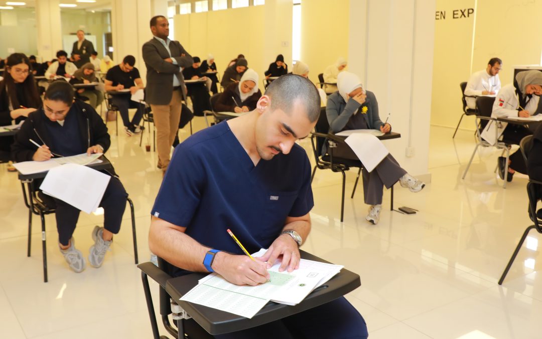جامعة الخليج العربي تعقد الامتحانات النهائية حضورياً لـ 83 طالباً وطالبةً بنسبة حضور 100%