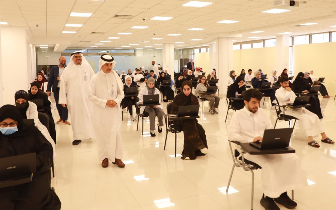 President of Arabian Gulf University Inspects In-Person Final Exams for the Second Consecutive Day
