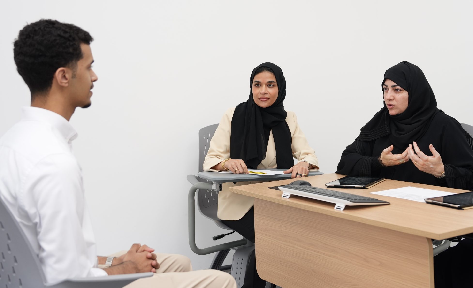 جامعة الخليج العربي تُجري المقابلات الشخصية للطلبة المتقدمين للالتحاق ببرامج البكالوريوس في كلية الطب والعلوم الصحية