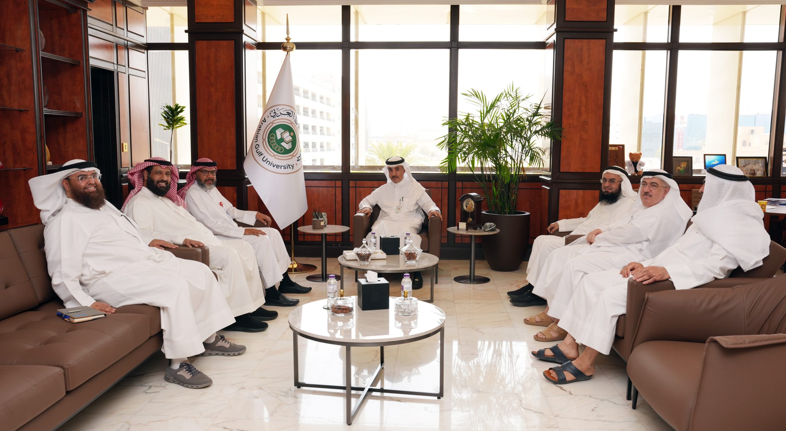 رئيس جامعة الخليج العربي والمدير العام  بالادارة العامة بمجلس الاوقاف الإسلامية يبحثان فرص التعاون في الاستثمار العقاري