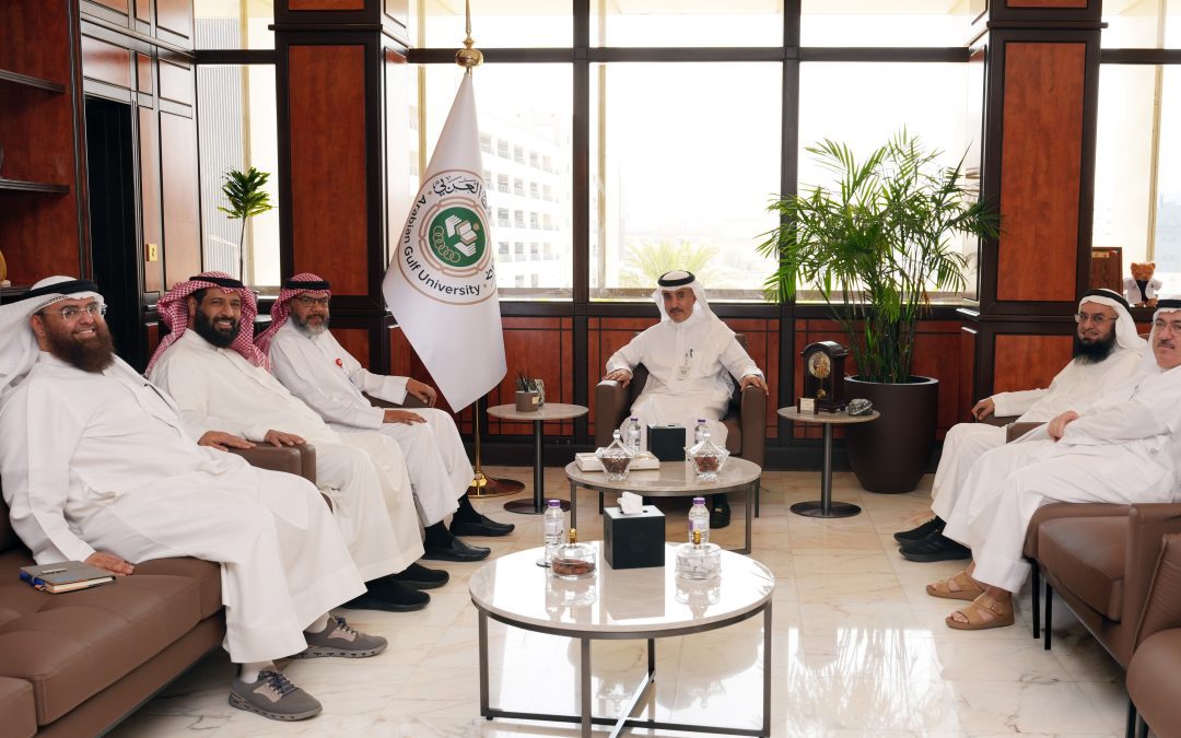 رئيس جامعة الخليج العربي والمدير العام  بالادارة العامة بمجلس الاوقاف الإسلامية يبحثان فرص التعاون في الاستثمار العقاري