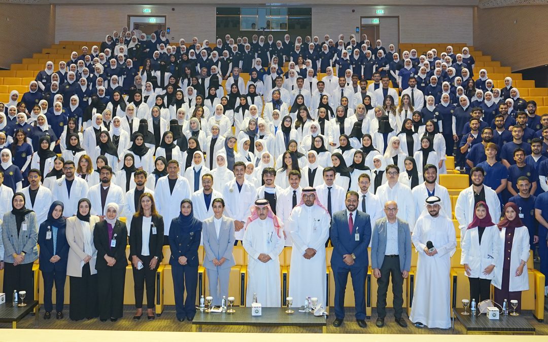 جامعة الخليج العربي تنظم حفل ارتداء المعطف الأبيض لأكثر من 400 طالب وطالبة بكلية الطب والعلوم الصحية