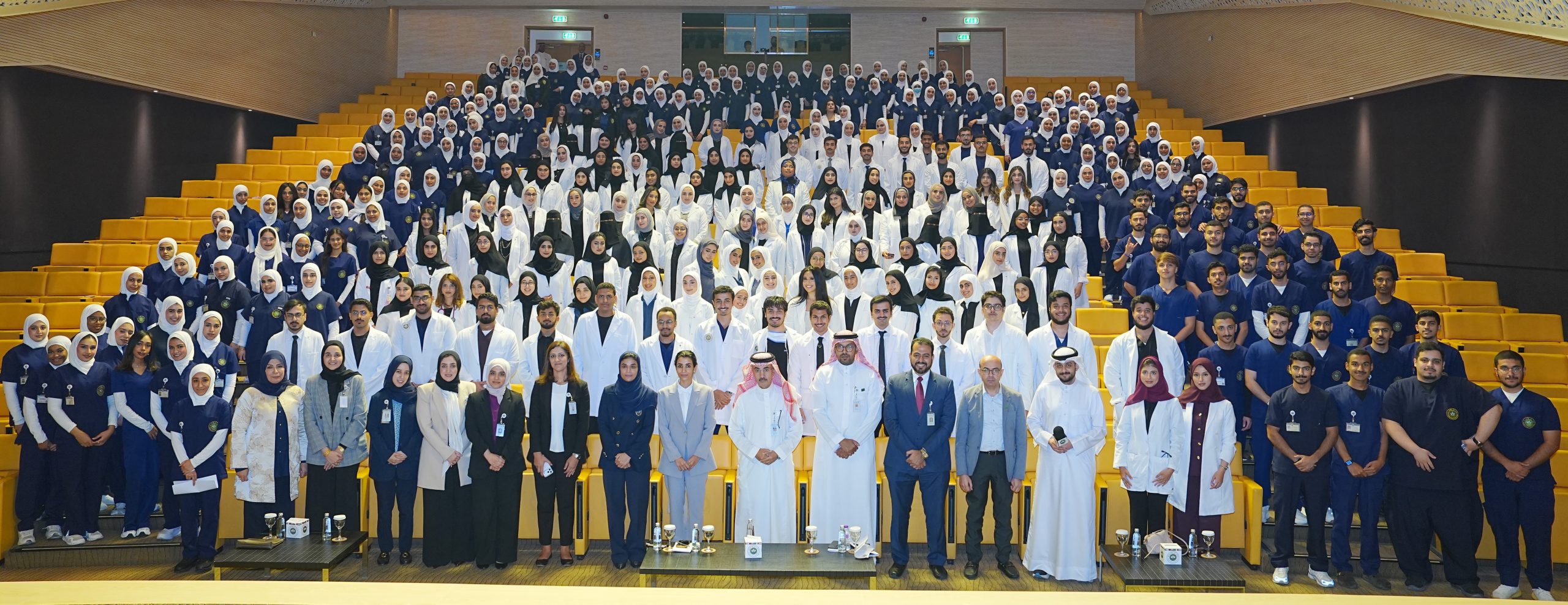 جامعة الخليج العربي تنظم حفل ارتداء المعطف الأبيض لأكثر من 400 طالب وطالبة بكلية الطب والعلوم الصحية